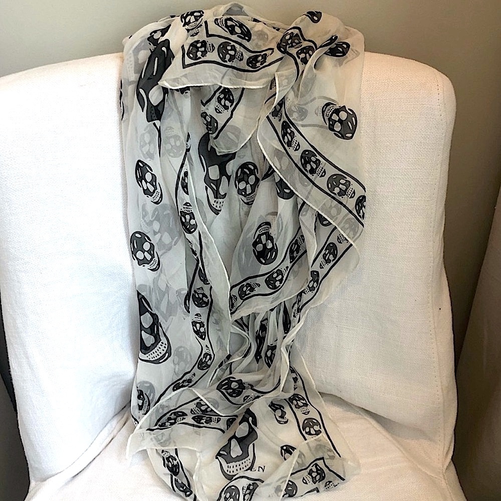 Alexander McQueen Classic Skull Scarf, Silk - Picture 4 of 6